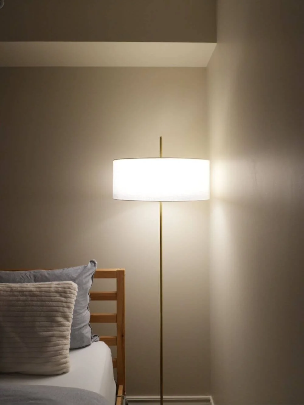 IKEA ストックホルム2025のフロアランプが、リビングに落ち着いた理由 IKEA ストックホルム2025のフロアランプが、リビングに落ち着いた理由